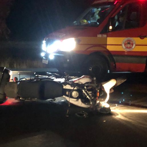 Motociclista fica gravemente ferido após colisão com carro na BR-282