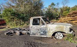 Veículo é totalmente destruído por incêndio no interior de Itapiranga