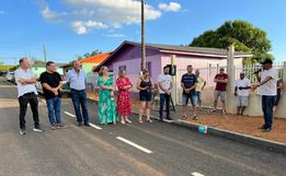 Moradores comemoram a inauguração de mais uma pavimentação em Campo Erê