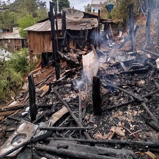 Bombeiros combatem incêndio que destruiu duas casas em Maravilha