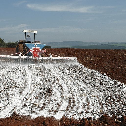 Secretaria de Agricultura realiza entrega de 300 toneladas de calcário