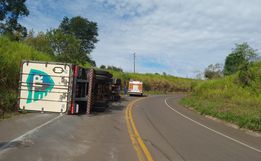 Motorista fica ferido após caminhão capotar na SC-161, em Romelândia