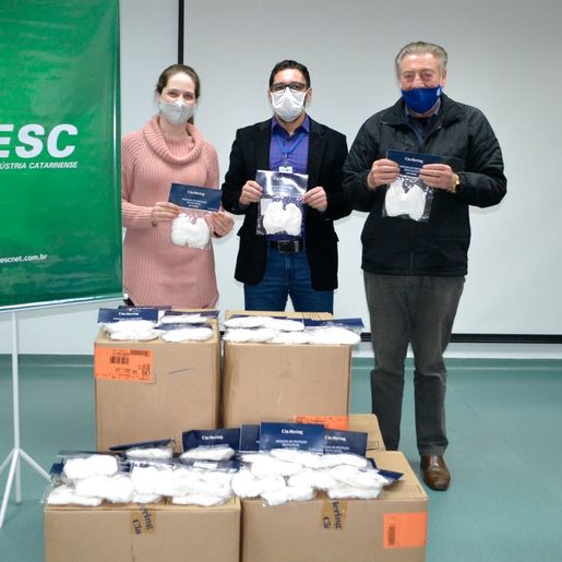 Ação conjunta da Fiesc e Cia. Hering doa 10 mil máscaras ao Instituto Santé 
