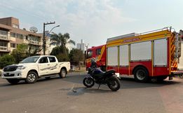 Colisão entre moto e caminhonete deixa motociclista ferido no centro de SMOeste  