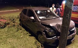 Casal sofre ferimentos em colisão contra poste