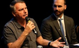 PF indicia Jair e Eduardo Bolsonaro por tentativa de atrapalhar inquérito sobre golpe
