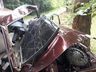 Carro fica destruído após colisão contra árvore na SC-305, em Guaraciaba