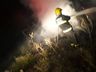 Casa de madeira é destruída por incêndio no interior de Riqueza