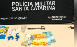 Homem é preso por tráfico de drogas, desacato, ameaça e desobediência em SMO