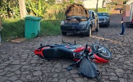 Homem fica ferido em colisão entre carro e moto em Guarujá do Sul