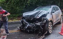 Motorista fica ferido em saída de pista seguida de choque em barranco na BR-282 