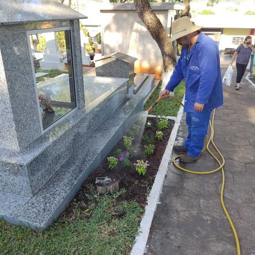 Véspera de feriado, fluxo de pessoas no cemitério São José e Almas foi baixo