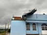 Temporal causa destelhamentos e queda de árvores em Descanso