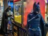 Jovem fantasiado de Batman assiste filme no Cine Peperi; fotos