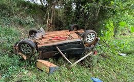 Mulher fica ferida após veículo capotar na BR-282 em SMOeste