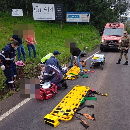 Queda de motocicleta deixa dois feridos na SC 163, em Itapiranga