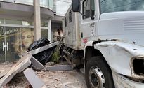 Caminhão atinge veículos e invade pátio de residência no centro de SMO