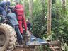 Pedra gigante cai sobre trator e condutor sobrevive em Santa Catarina