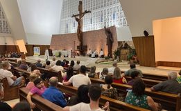 Celebração de Ano Novo na Igreja São Miguel Arcanjo reúne mais de mil fiéis