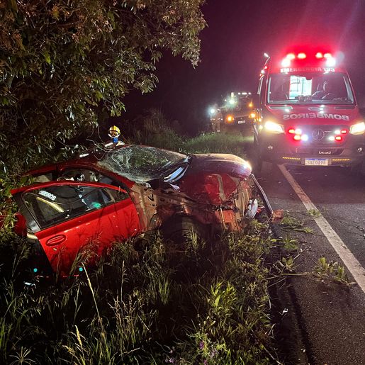 Mulher morre e homem fica ferido em capotamento na PR-158, ente Vitorino e São Lourenço do Oeste 