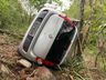 Carro sai da pista cai de ribanceira e fica preso em árvores na BR-282 em Iraceminha