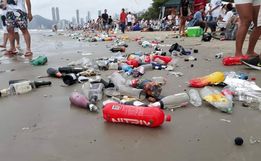 Réveillon deixa rastro de lixo na praia Central de Balneário Camboriú