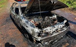 Veiculo é destruído por incêndio no interior de Bandeirante
