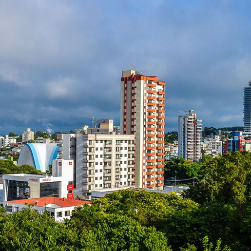 SC tem fim de semana de calor forte e com chance de chuva