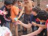 FOTOS: PMRv entrega donativos à família flagrada com onze pessoas em veículo na SC-283