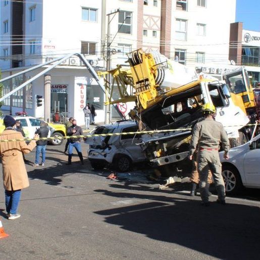Caminhão desgovernado causa acidente próximo a policlínica de Pato Branco