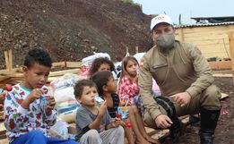 FOTOS: PMRv entrega donativos à família flagrada com onze pessoas em veículo na SC-283