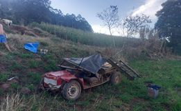 Homem sofre ferimentos graves em capotamento de carreta agrícola