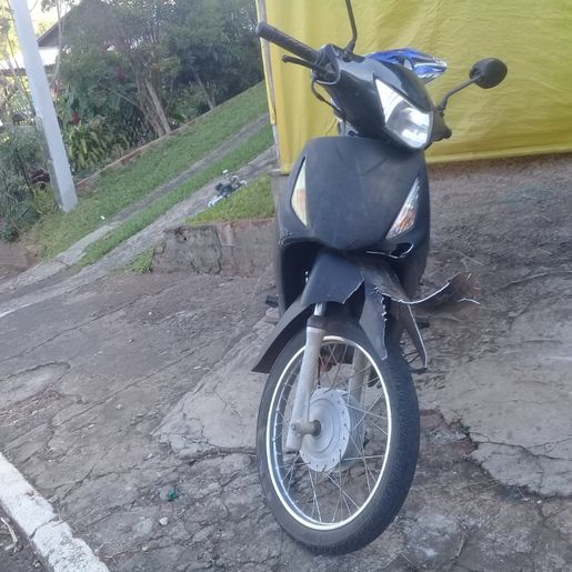 Acidente entre moto e caminhão deixa homem ferido