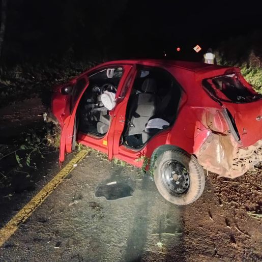 Motorista fica ferido ao bater carro em barranco na SC-496, em Santa Helena