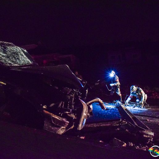 VÍDEO: Condutor colide caminhonete em poste e moradores cobram providências 