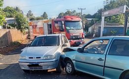 Colisão entre dois carros deixa três feridos em Campo Erê