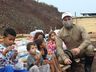 FOTOS: PMRv entrega donativos à família flagrada com onze pessoas em veículo na SC-283