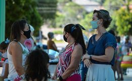 Artesãos  realizam feira na área coberta da Praça Walnir Bottaro Daniel