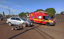 Homem fica ferida em colisão entre carro e moto no centro 