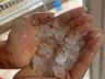Chuva forte acompanhada de granizo e ventos alaga ruas e causa transtornos em SC