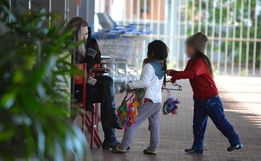 Acampados, indígenas driblam frio e pandemia para comercializar seus produtos