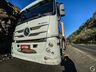 VÍDEO: Carreta passa por cima de moto e motociclista fica levemente ferido