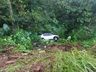 Carro cai em ribanceira no interior de São João do Oeste