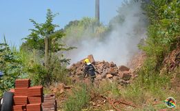 Bombeiros combatem fogo em pneus e vegetação em São Miguel do Oeste