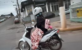 Para se proteger do frio, motociclista dirige com cobertor sobre as pernas em Chapecó