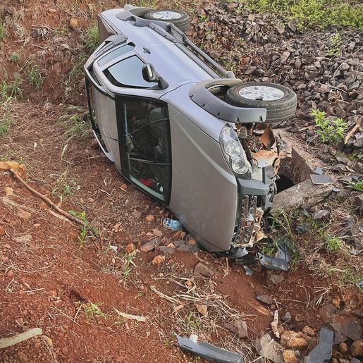 VÍDEO: Casal de idosos fica ferido em saída de pista  de veículo na BR 282, em SMOeste 