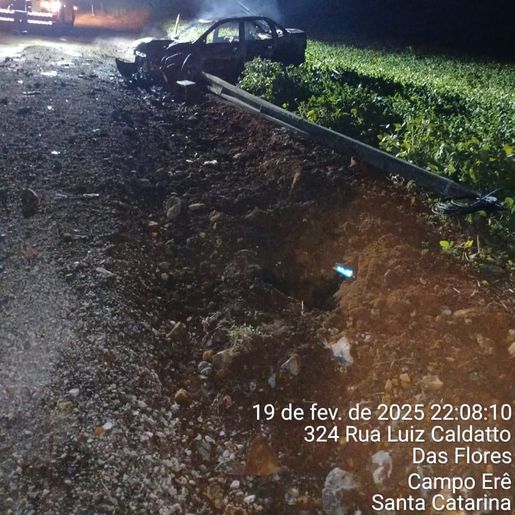 Carro bate em poste, pega fogo e motorista é encontrado a 1,2 km do local na SC-305