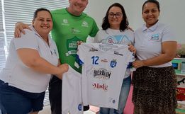 Uniforme usado por Falcão é doado para Associação de Pais e Amigos de Autistas