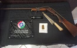 Homem com 103 passagens e tornozeleira é preso com espingarda em Tigrinhos