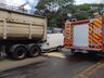 Idoso fica ferido em colisão traseira entre van e carreta em Maravilha